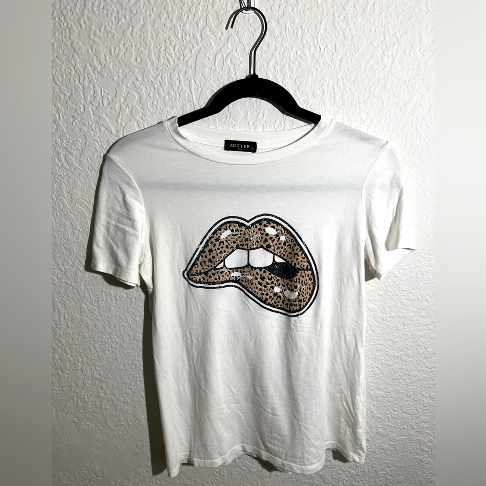 Pretty lip bite shirt size small. Bought from a boutique a year ago.